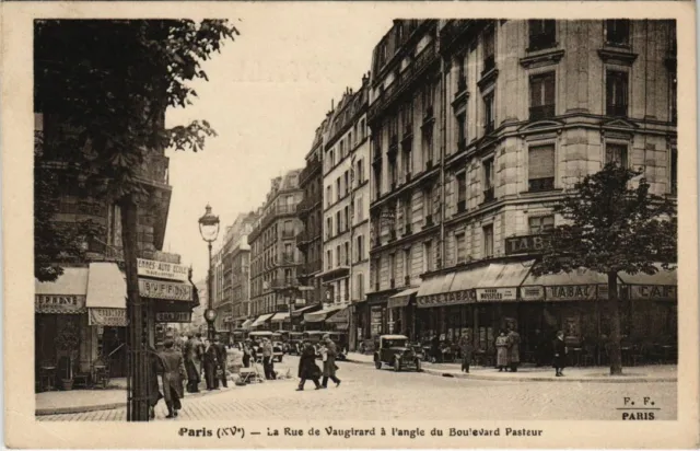 CPA PARIS 15e La Rue de Vaugirard á l'angle du Boulevard Pasteur (65823)