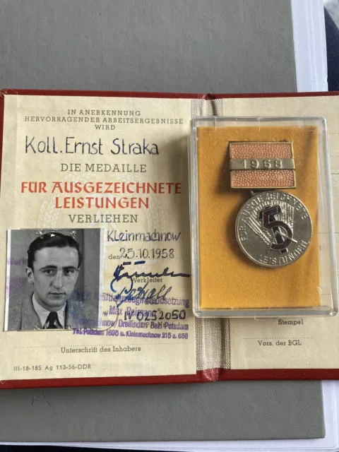 Ausweis und Medaille 1958 für Ausgezeichnete Leistungen