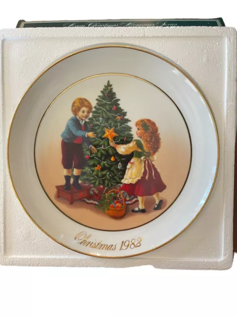 Avon Christmas Plate - 1982 ~ Keeping the Christmas Tradition ~ Wedgewood