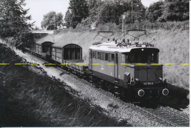 S/W-Foto DB Altbau-E-Lok 145 180 bei Weil am Rhein Ost 1979