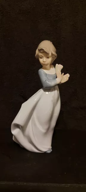 Nao by Lliadro porcelain figurine "Windy Afternoon"