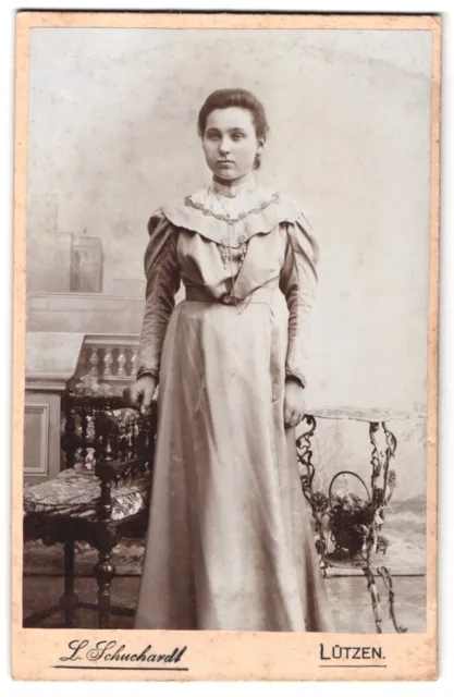 Fotografie L. Schuchardt, Lützen, Portrait junge Dame im modischen Kleid