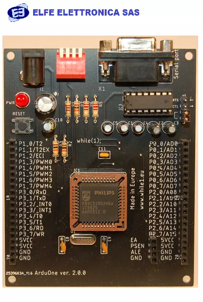 ArduOne è una scheda di sviluppo basata su 8051 equipaggiata con un P89C51RD2HBA
