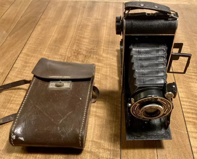 Cámara fotográfica plegable/fuellete de formato medio alrededor de la década de 1930 con estuche