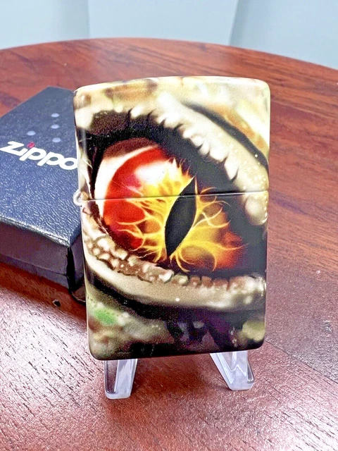 Zippo Feuerzeug „Dragon Eye“ – Winddicht, Aus Hochglanz-Chrom, Mit Smaragdgrünem Auge