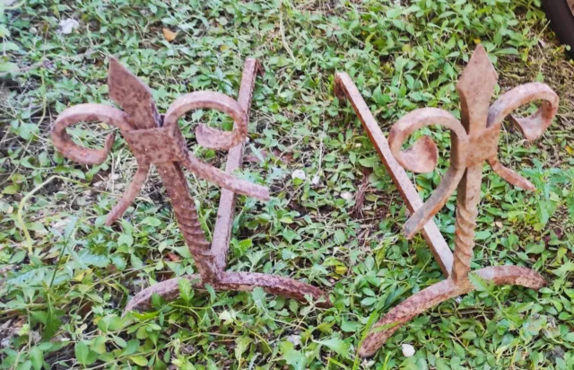 Paire De Chenets Anciens En Fer Forgé Ornés De Volutes Pour Cheminée Ou Insert