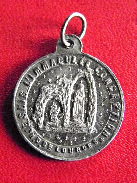 Medaille Religieuse Ancienne. Notre Dame De Lourdes. Metal Argente.