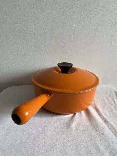 Cocotte, poêlon, caquelon en fonte émaillée orange « le Creuset » 2