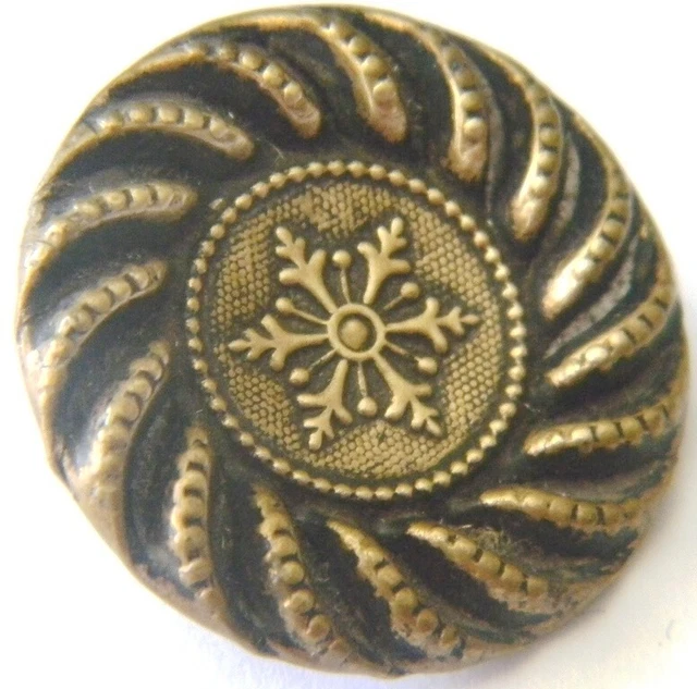Ancien bouton en métal noir et doré. Coeur décoré d'un flocon de neige