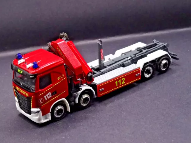 Feuerwehr Iveco schweres Wechselladerfahrzeug mit Kran. Perfekt für lange AB