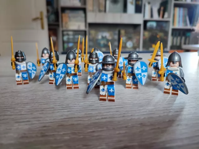 Lego 12 chevaliers, guerriers du Moyen Age avec arme, bouclier et casque.
