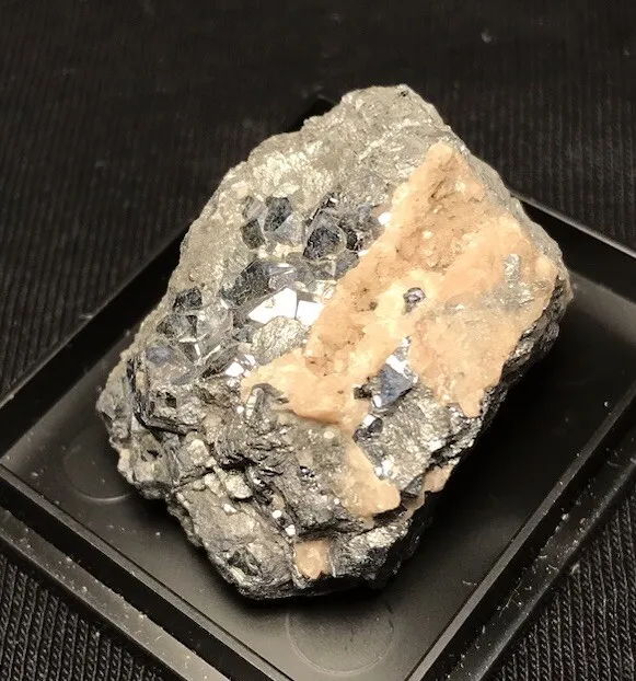 Mineral: Skutterudit xx in Dose; Aghbar Mine, Bou Azzer, Marokko; ca.3x2,1x2,2cm