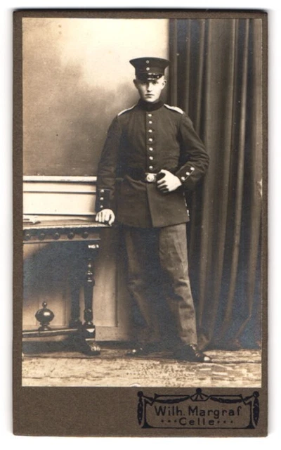 Fotografie Wilh. Margraf, Celle, Portrait junger Soldat in Uniform posiert im A
