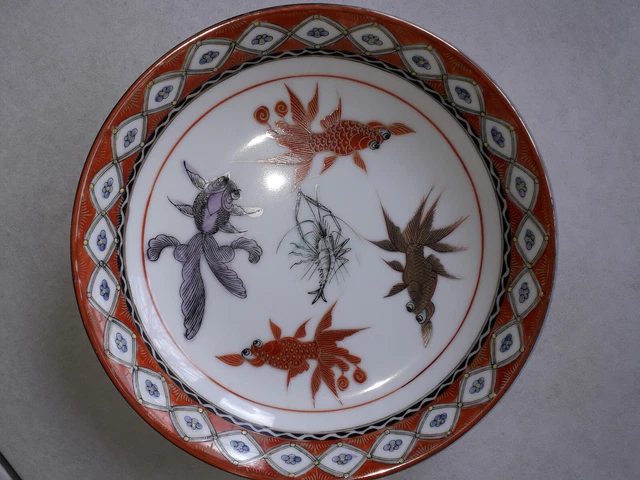 Assiette Imari décor aux poissons Telescopes ou "Yeux de Dragon"