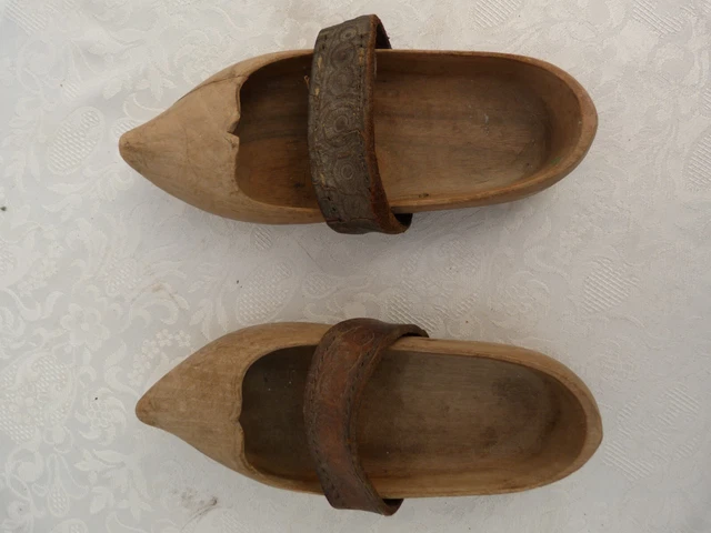 PETITS SABOTS ANCIENS en bois fait main Gravé /Enfants /Art