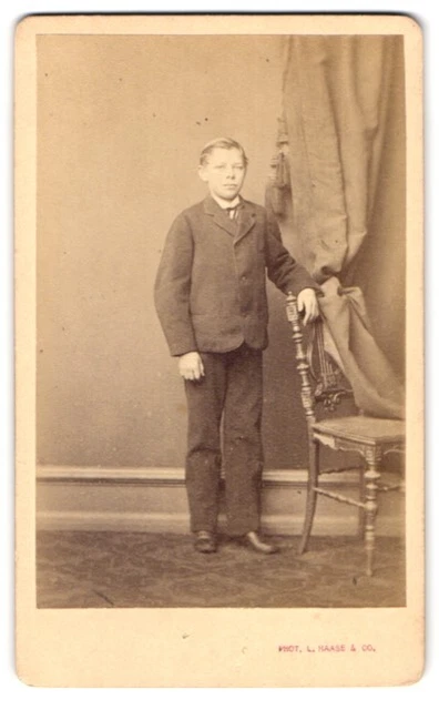 Fotografie L. Haase & Comp., Berlin, Friedrichstr. 178, Portrait junge Knabe im