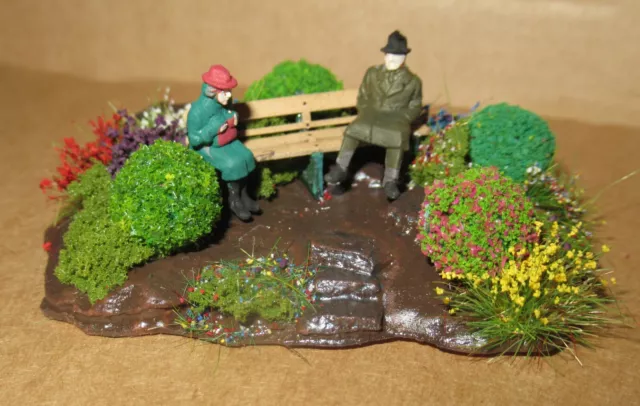 Small garden/flowerbed with bench/people - OO Gauge/1:76 scale - Ready to place