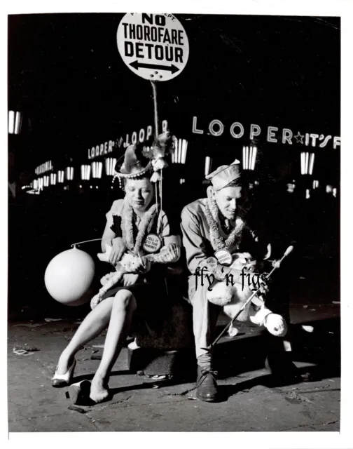 1946 ~ original press photo ~ LOVE under CONEY ISLAND LIGHTS Brooklyn NEW YORK