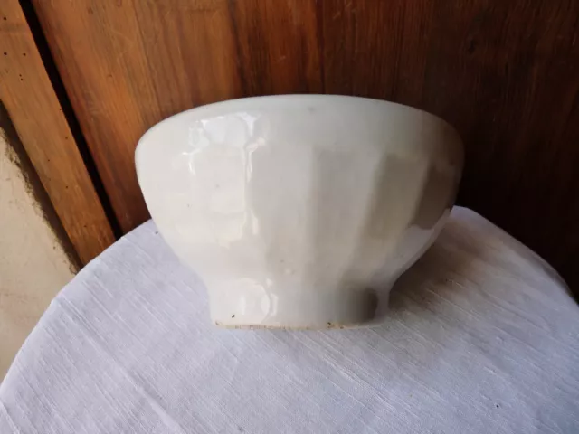 Bol lourd blanc ancien côtelé rustique en grosse porcelaine épaisse