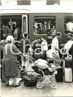 1965 ca MILANO Stazione Centrale - Assalto ai treni per le vacanze estive - Foto