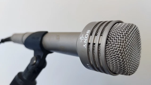 Ancien microphone SONY ECM-250 avec trépied