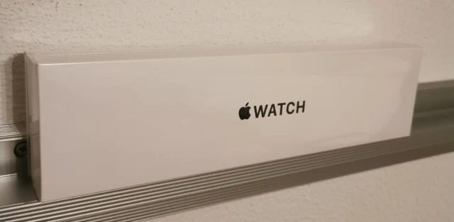 Apple Watch SE 44mm GPS Aluminiumgehäuse SpaceGrau + Sportarmband in Mitternacht