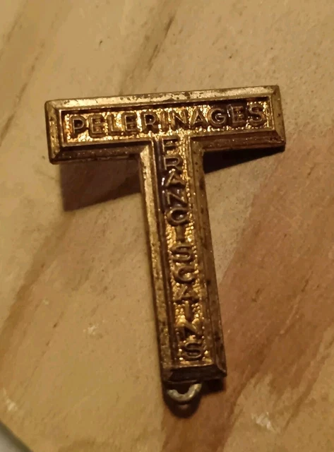MEDAILLE BROCHE LOURDES 2003 45e PELERINAGE MILITAIRE INTERNAT. SAUMUR