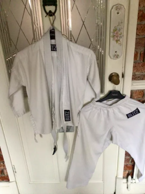 kids unisex karate suit age 5/6 years includes white belt excellent condition