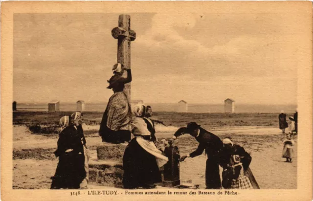 CPA L'Ile-tudy - Femmes attendant le retour des Bateatux de Peche (252667)