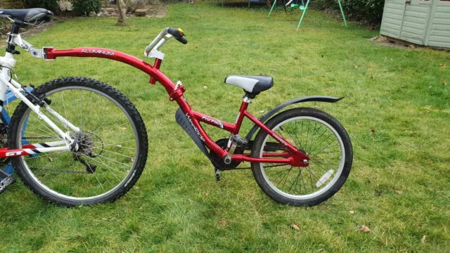 WEERIDE PRO PILOT Tagalong Trailer Bike Red. With mudguards
