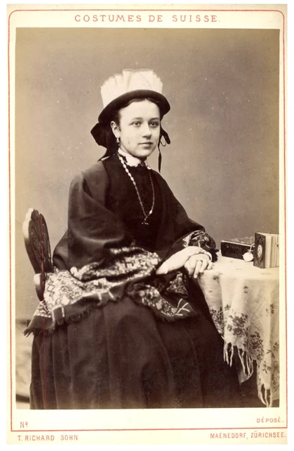 SUISSE CANTON DU Valais Femme En Costume Traditionnel Vintage