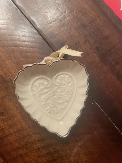 https://www.picclickimg.com/IF8AAOSwUhxlhXMy/Lenox-Porcelain-Wedding-Promises-Collection-3-Heart-Shaped.webp