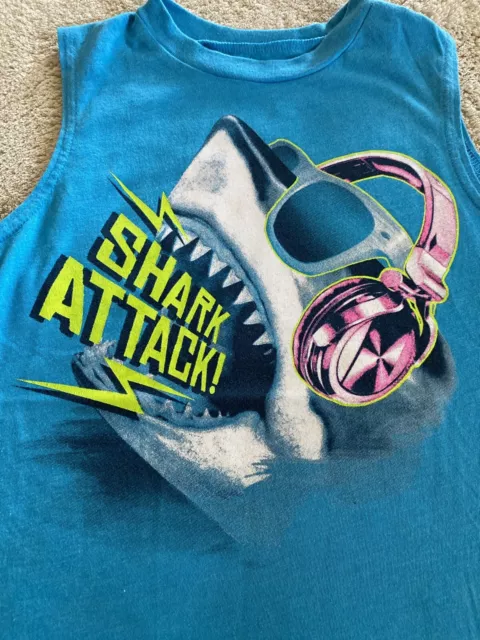 Arizona Jeans Company Cuffie Ragazzi Blu Shark Attack Rosa Tank Top Small 8 2