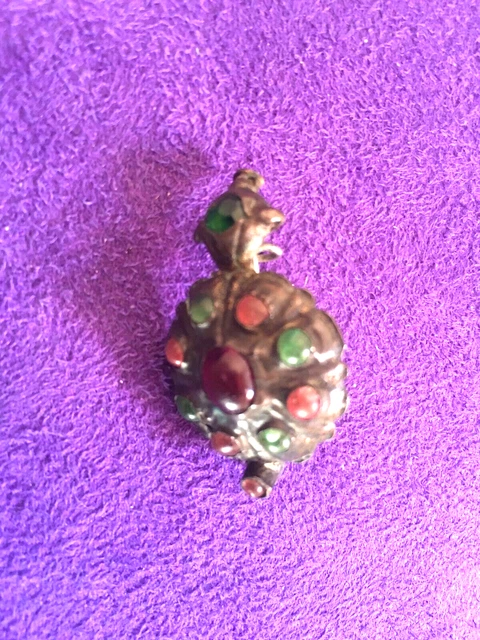 BROCHE EN METAL ARGENTE ET PIERRE DECOR ORIENTAL