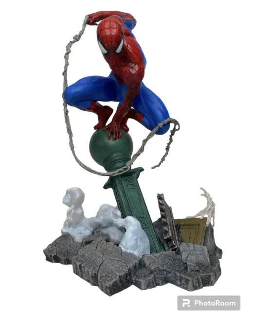 Diamond Select Toys Spider-Man Diorama PVC Statue Marvel Web Slinger Lamppost