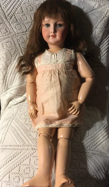 SFBJ Paris : Poupée taille 4 avec tête en porcelaine et yeux dormeurs