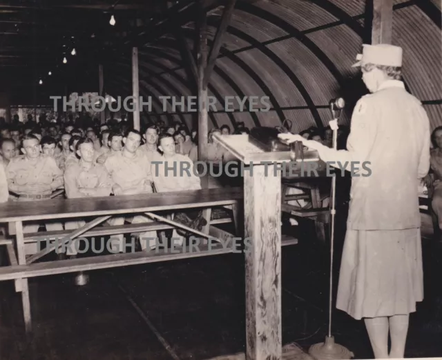 Original WW2 photo Eleanor Roosevelt talking to soldiers from album 1943