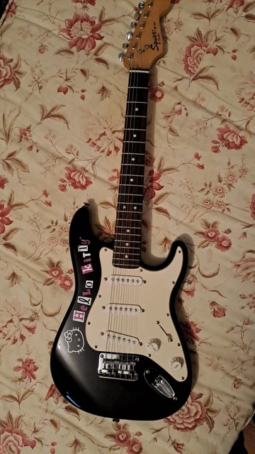 Mini guitare électrique noire Squier by Fender HELLO KITTY Stratocaster vendeur américain 9