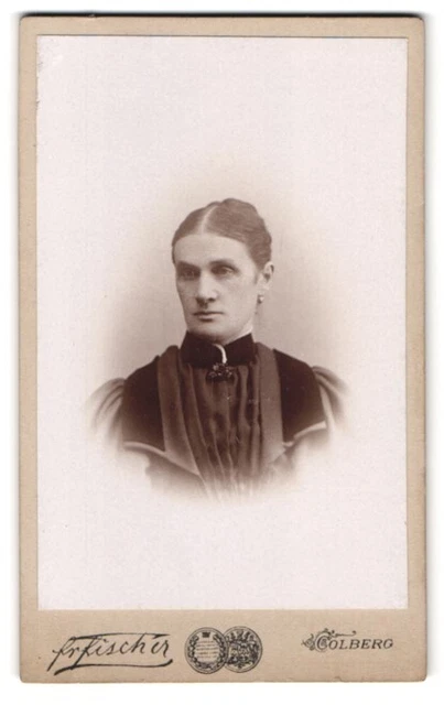 Fotografie Fr. Fischer, Colberg, Promenade 3, Portrait Dame im Biedermeierkleid