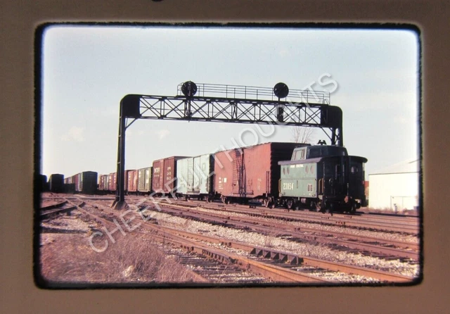 Original  '76 Ektachrome Slide PC Penn Central 23054 Caboose PC3 action    37S21