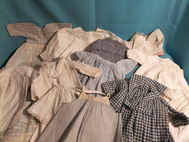 Modèles de costumes de poupées du milieu du XIXe siècle Modèles de costumes de poupées du milieu du XIXe siècle