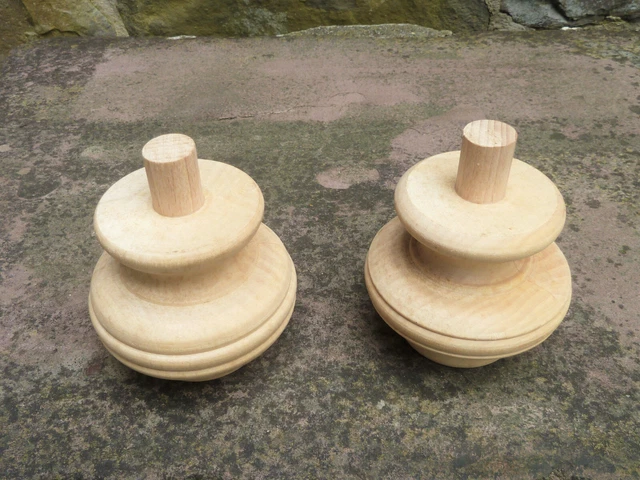 Möbelfüße, nach altem Original gedrechselt.
