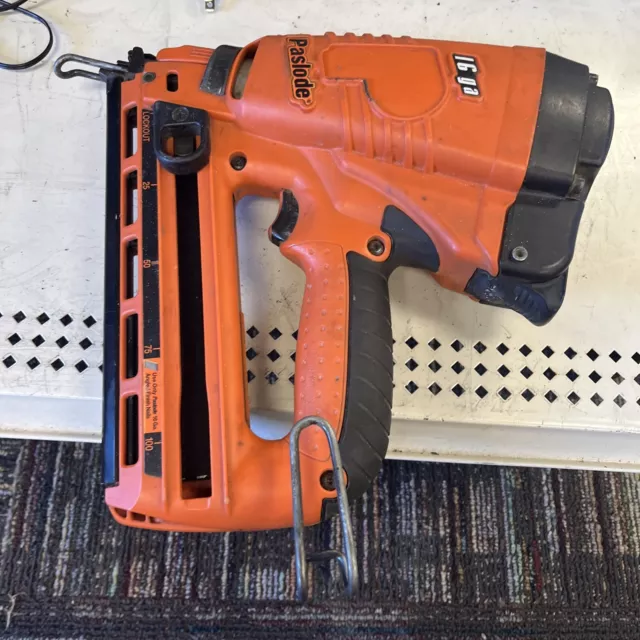 Paslode 902400 16 Gauge Angled Cordless Li-Ion Finish Nailer