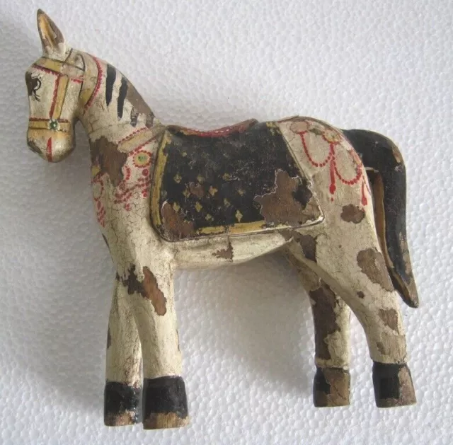 Vibrante caballo de madera decorado a mano: tesoro único de arte popular