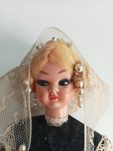 Grand Poupon Famosa Années 1980 - Corps En Chiffon, Peau Claire - Superbe état