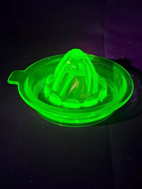 Vintage Green Depression Uranium Vaseline Glass Hand Citrus Juicer Reamer 5 in Vintage Green Depression Uranium Vaseline Glass Hand Citrus Juicer Reamer 5 in