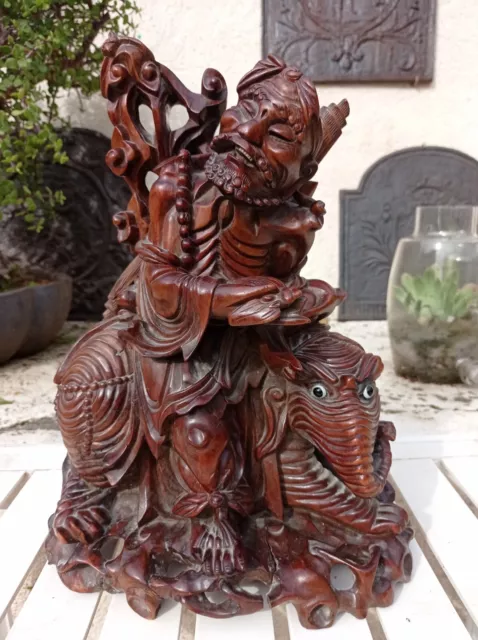 divinité chinoise avec éléphant ,; sculpture bois