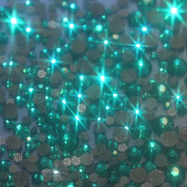 Assortiment strass couleur ZIRCON  en verre hotfix s06 + s10 + s16 + s20 n°(118)