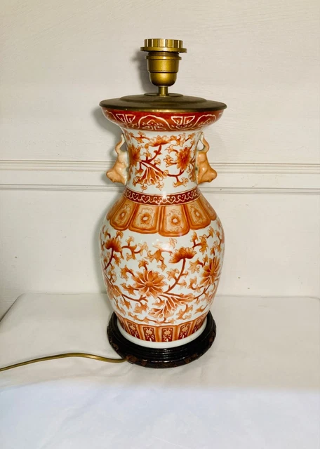 Chine, XXème. Grand vase balustre en porcelaine à décor de fleurs.