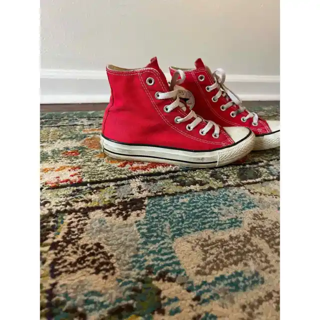 Classic Red High Top Canvas Converse size w 6.5 m 4.5 sneakers
